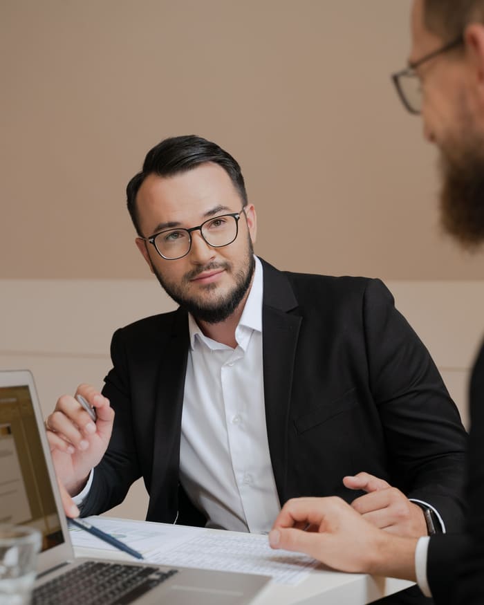 Beratungsgespräch bei Hanse Behördenservice – Unterlagen werden gemeinsam am Schreibtisch besprochen